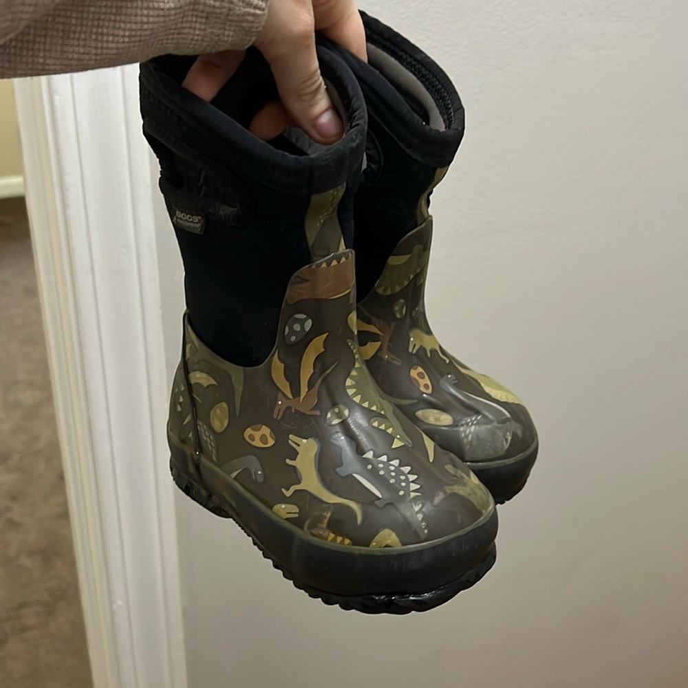 BOGS Boots Winter Dinosaur print size 8 BOG waterproof